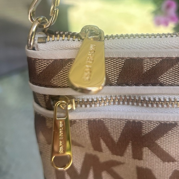 NWOT- Michael Kors jet set small logo wristlet mini Shoulder bag. - Picture 3 of 6